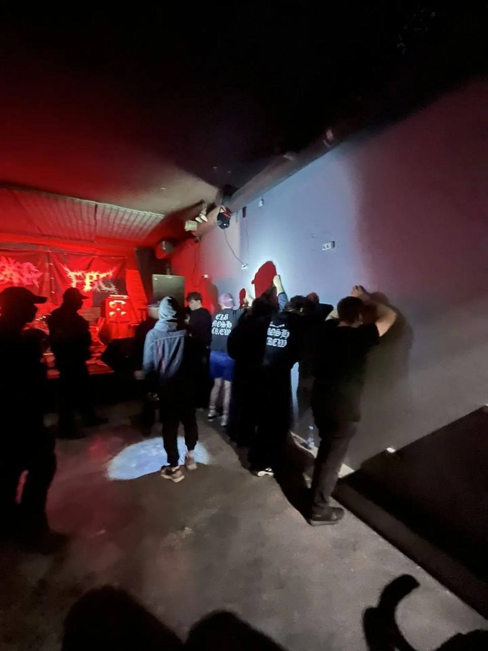 В екатеринбургском баре силовики прервали концерт и составили протоколы на четверых посетителей