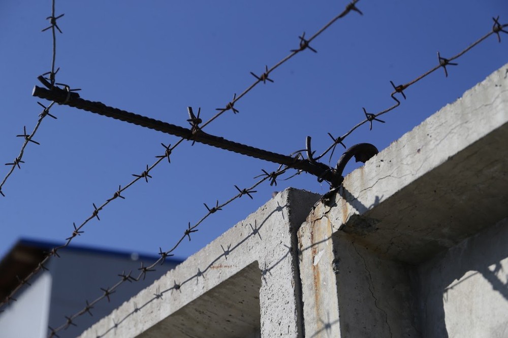 В Екатеринбурге разыскивают мужчину, который пристает к девушкам в центре города