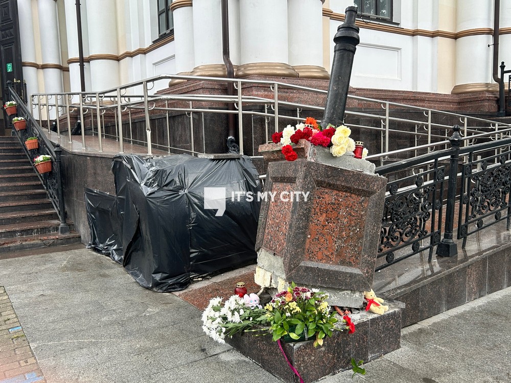 На месте смертельного ДТП появился стихийный мемориал