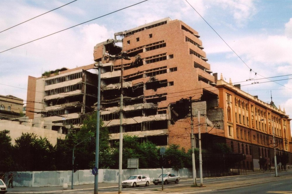Здание Министерства обороны Югославии после бомбардировки. Фото: Wikipedia