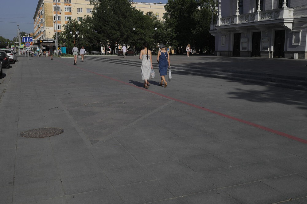 Внешне плитка у Оперного театра выглядит ровной. Фото: Марина Молдавская / It's My City