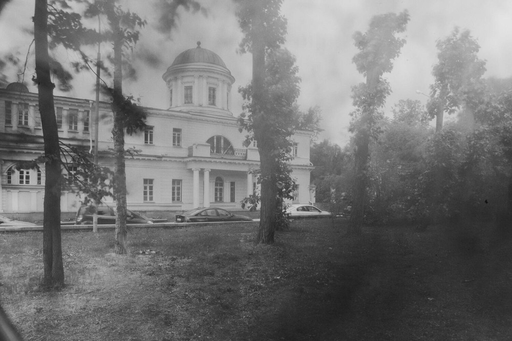 Усадьба Расторгуевых-Харитоновых. Вид на домовую моленную, 2020, июнь. Фото: Федор Телков