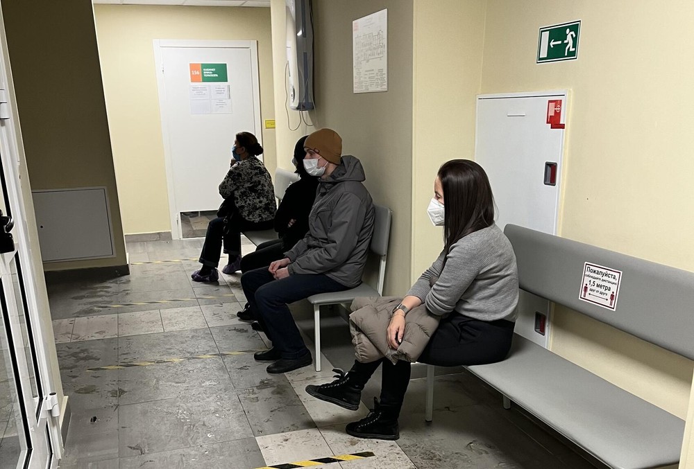 Легких пациентов с коронавирусом приглашают самих приезжать в поликлинику. Фото: Дмитрий Колезев
