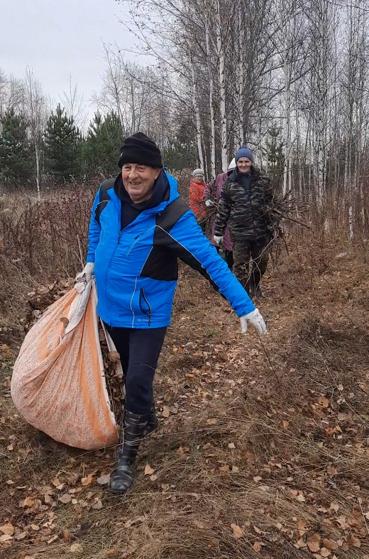 Жители села Покровское убирают мусор с кладбища во время субботника. Фото: предоставила Галина Коротина