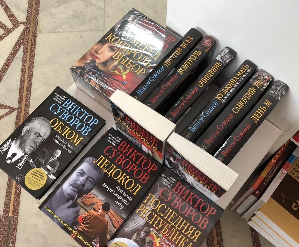 Книги Виктора Суворова пока открыто продаются в магазинах. Их автор считает, что Сталин так же готовился к нападению на Европу, как и Гитлер. Фото: Дмитрий Колезев / It's My City