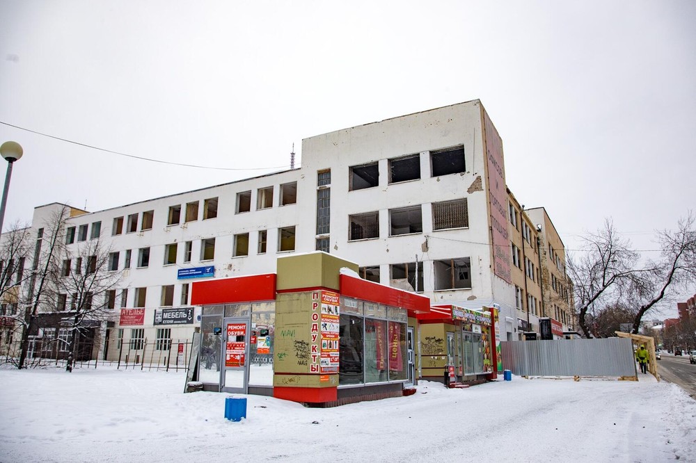 Фасад ПРОМЭКТа, киоски и улица Декабристов за три дня до обрушения. Фото: Марина Молдавская / It's My City