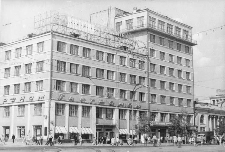 Гастроном на перекрестке улиц Ленина и Толмачева. Фото: 1723.ru