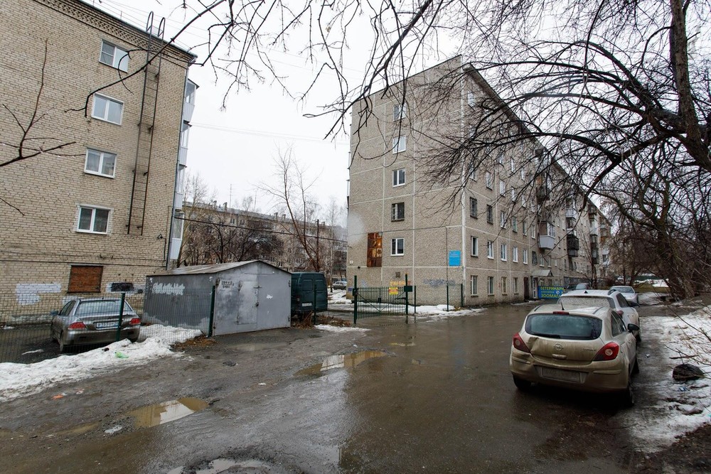 Кирпичная хрущевка на Энтузиастов, 44 (слева), крупнопанельная хрущевка на Энтузиастов, 42 (справа) и удлиненная хрущевка на Донской, 31 (сзади). Фото: Марина Молдавская / It's My City
