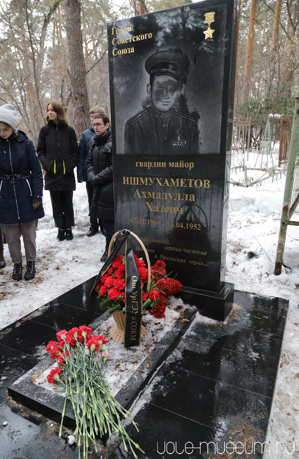 Новый памятник на могиле Ахмадуллы Ишмухаметова. Фото: Никита Михненко. Источник: Свердловский областной краеведческий музей