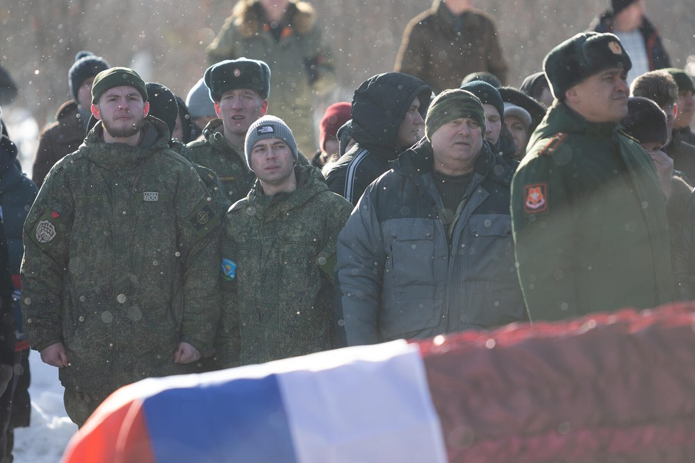 Лучший друг погибшего Илья Трушков (крайний слева) и основатель военно-патриотического клуба Наиль Фазылов (второй справа). Фото: Илья Вага / It's My City