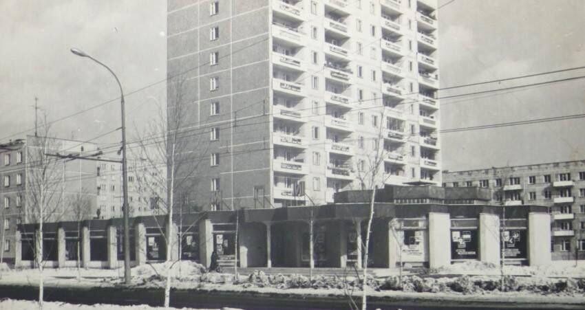 Так выглядело снесенное здание (на переднем плане) в 1980-е годы. Там находился книжный магазин. Фото: группа «Исторические фото. Юго-Западный район» во «ВКонтакте» 