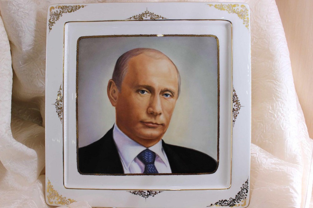Тарелка с портретом Владимира Путина стоит 36 540 рублей. Фото: сайт «Фарфор Сысерти»  