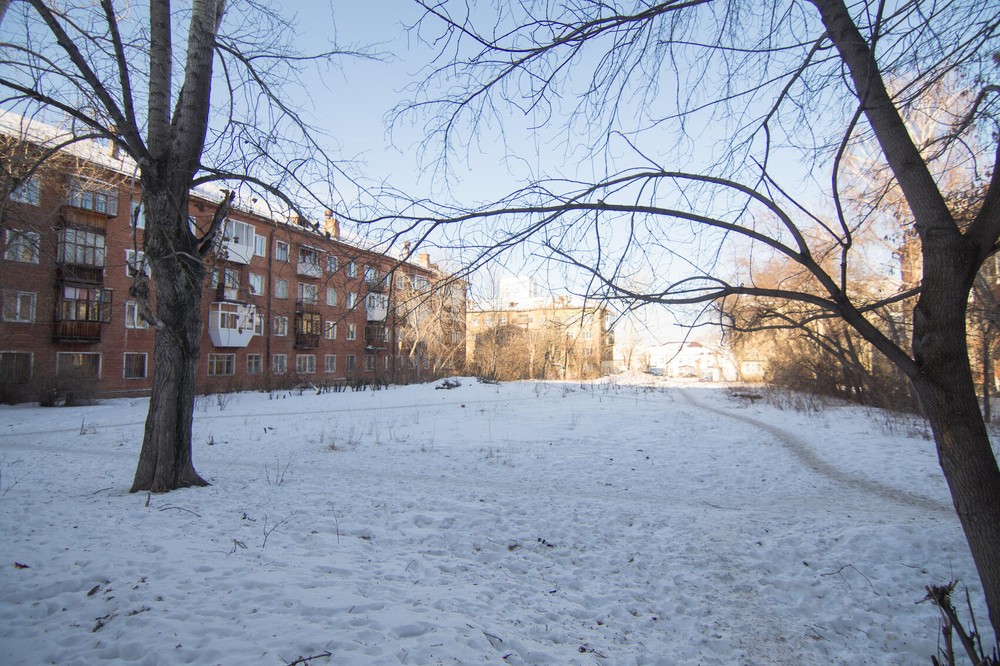 Участок возле жилых домов, где может появиться медцентр. Фото: Елена Елизарова / It’s My&nbsp;City