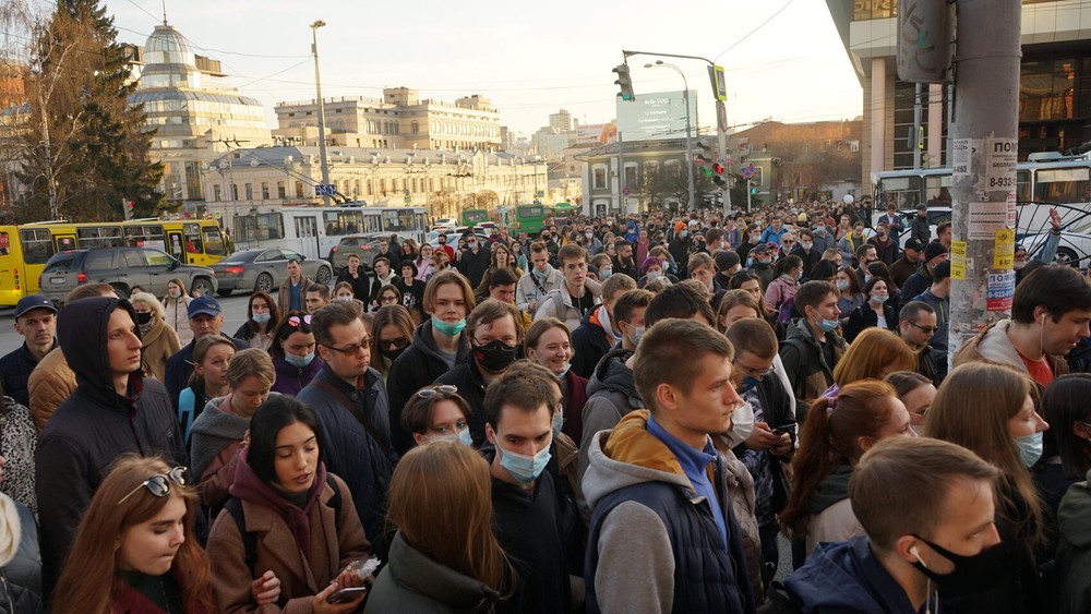 Поток людей у кольца Малышева с поворотом на Карла Либкнехта. Фото: Арина Томашова / It's My City