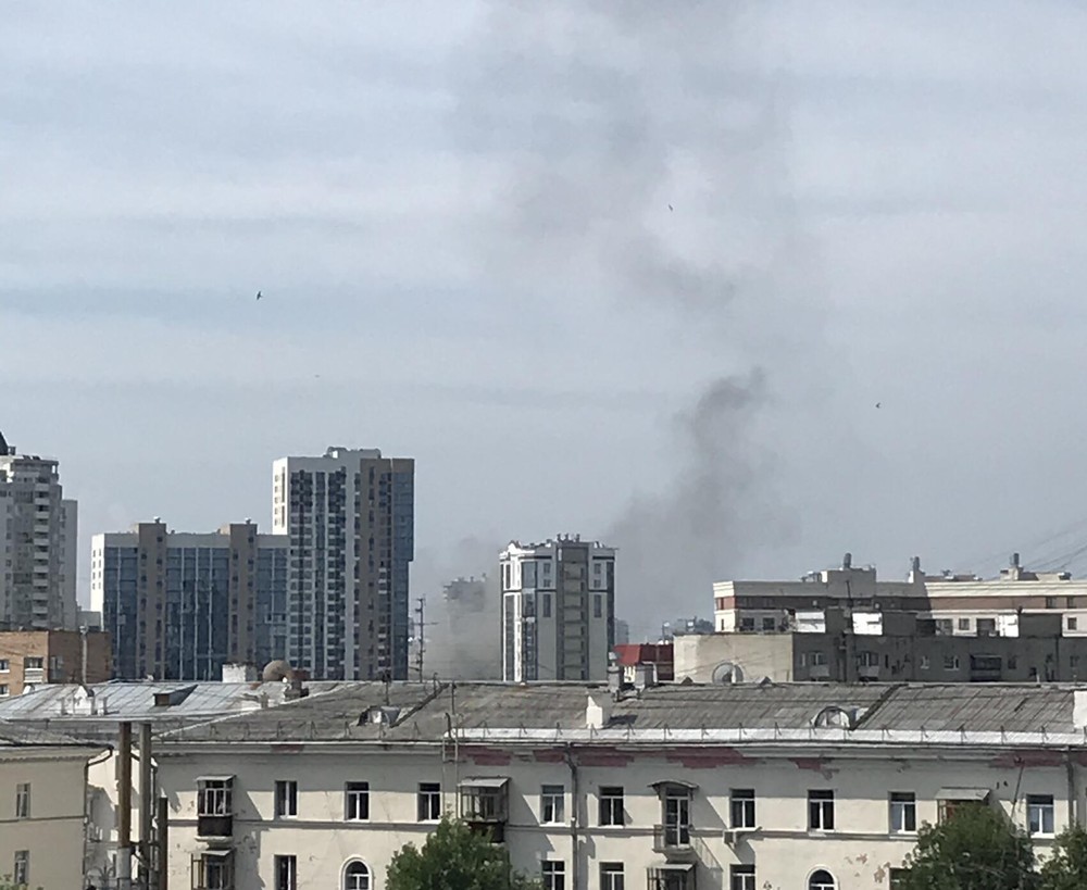 Дым от пожара виден со стороны вокзала. Фото: Игорь Брук / It's My City