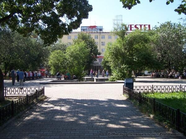 Теперь на месте сквера торговый центр. Фото: www.ekmap.ru