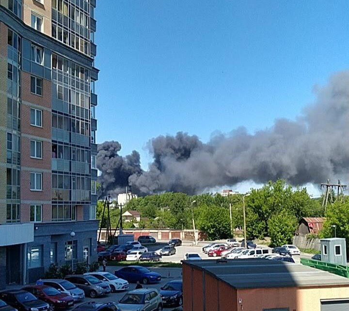 Так выглядит пожар со стороны Пионерского поселка. Фото: читатель It's My City
