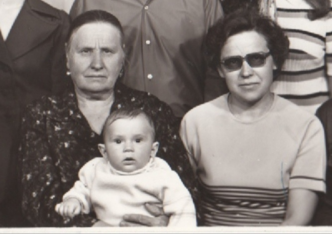 1975 год, Софья Ивановна с правнуком на руках, слева от нее в темных очках — Людмила Петровна