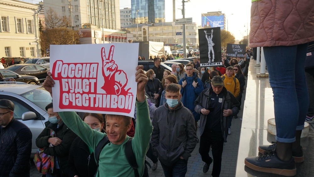 Алексей Орлов с плакатом «Помоги». Фото: Арина Томашова / It's My City