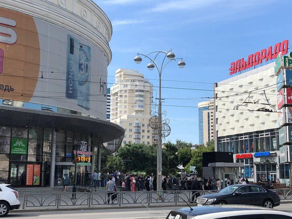 Люди у в очереди у «Гринвича». Фото: It’s My City