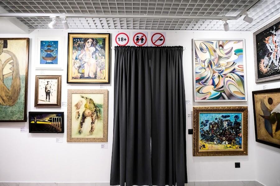 Секретный зал, за шторками скрываются картины, которые нельзя показывать детям. Фото: Саша Зубковский / It's My City