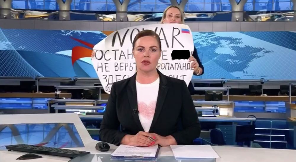 Марина Овсянникова с плакатом. В своем видеообращении она сказала, что ее отец украинец 