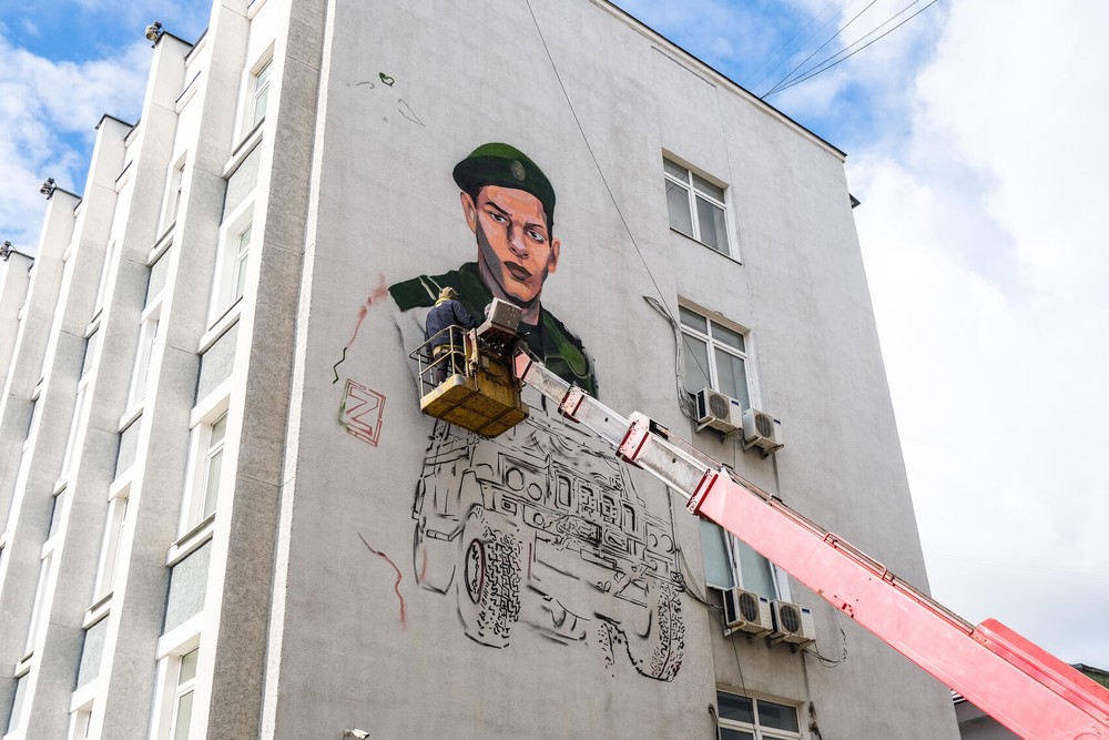 Портрет одного из участников военных действий в Украине Андрея Хасанова на стене администрации Верх-Исетского района в Екатеринбурге. Фото: Саша Зубковский / It's My City