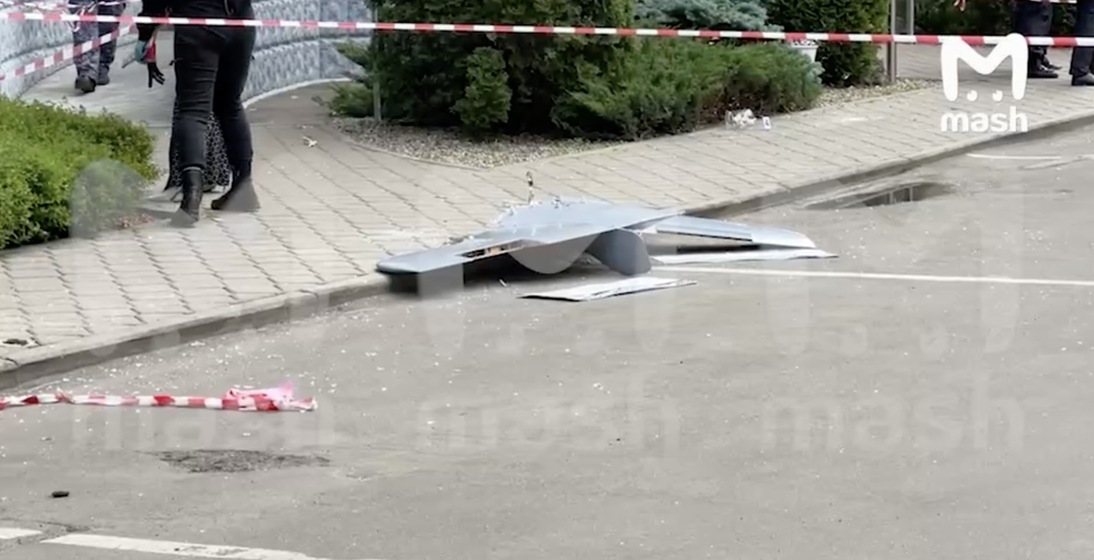 Беспилотник, залетевший в квартиру в доме на Ленинском проспекте. Фото: Mash