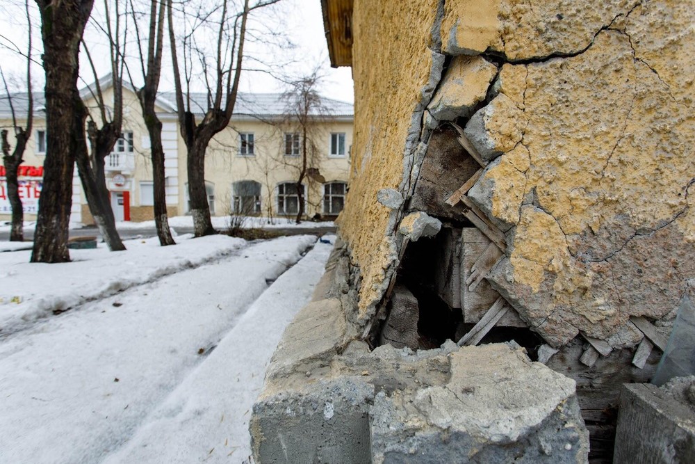 Здание из бруса на Краснофлотцев, 42. На заднем фоне Краснофлотцев, 44б. Там находился продовольственный магазин №42 Орджоникидзевского Райпищеторга. Фото: Марина Молдавская / It's My City