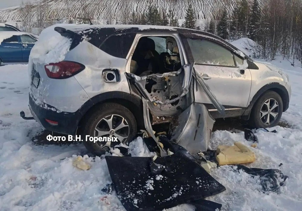 Поврежденный автомобиль в Ивделе. Фото: ГУ МВД по Свердловской области / Валерий Горелых