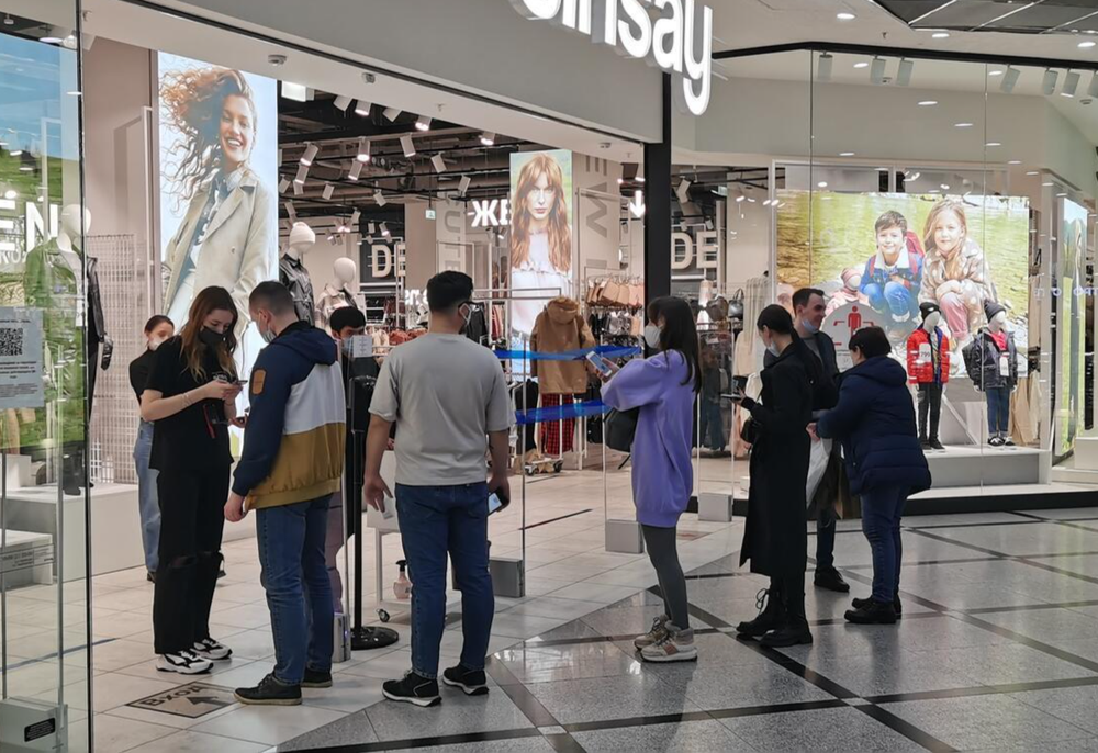 Проверка QR-кодов на входе в один из бутиков ТРЦ «Гринвич» в Екатеринбурге. Фото: Иван Рублев / It's My City