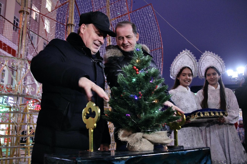  Глава Екатеринбурга Алексей Орлов и глава «Сима-ленда» Андрей Симановский включают огни на скульптурах. Фото: Инна Малышева / It's My City 