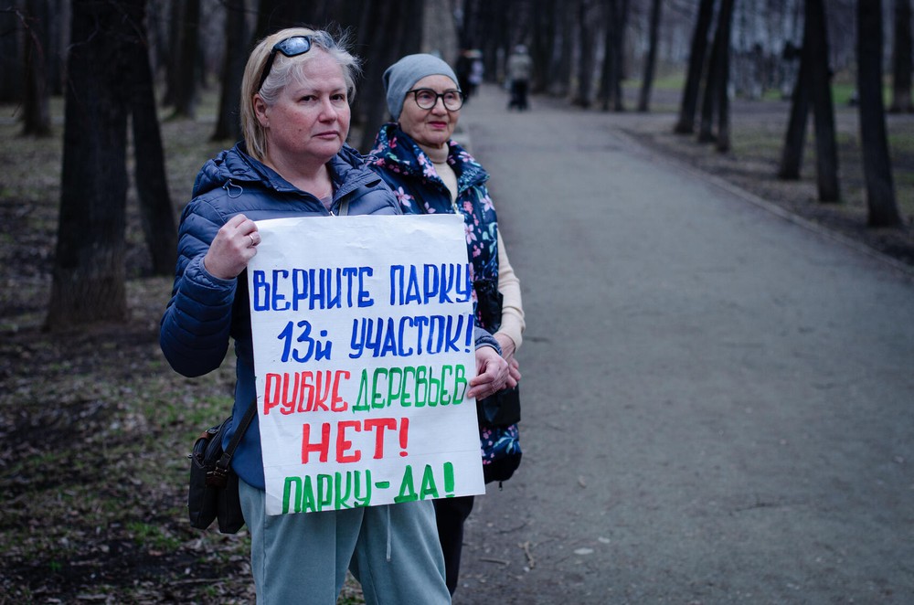 Парк 50-летия ВЛКСМ — единственное место, где журналистов, приехавших на пресс-тур, ждали местные жители. Фото: Евгения Кобеева / It’s My&nbsp;City