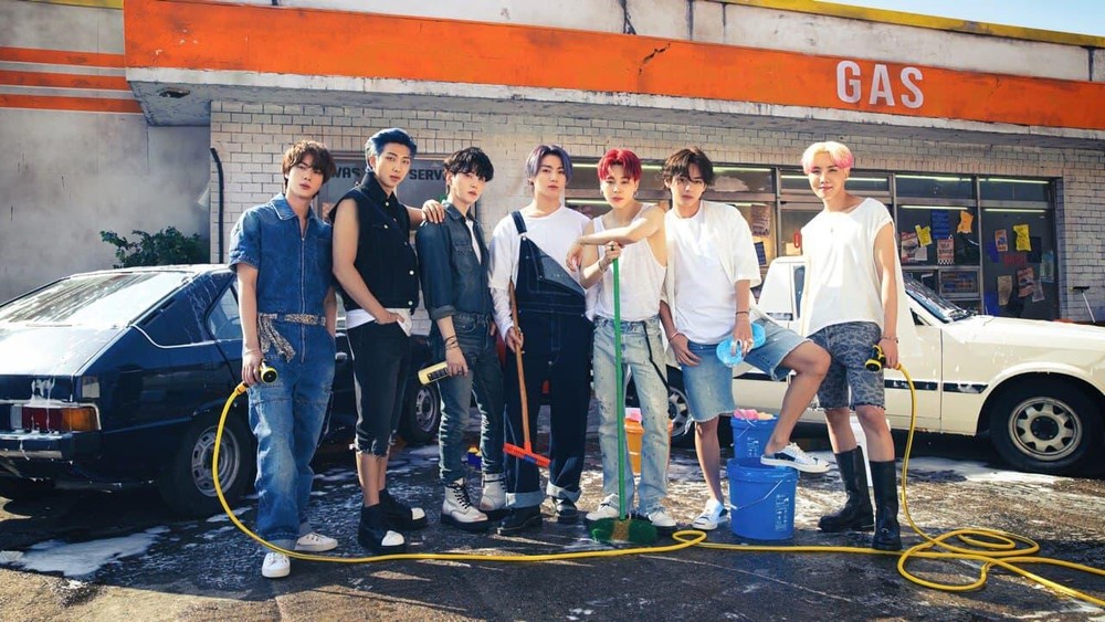 Плакат с группой BTS, который был отдан в печать 