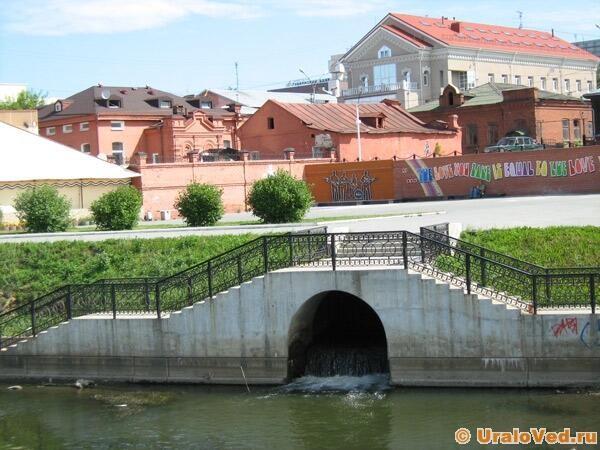 Выход подземной реки в Исеть. Фото: сайт «Ураловед»