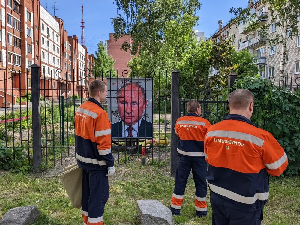 Растерянные сотрудники Екатеринбурггаза перед арт-объектом. Фото: Саша Зубковский / It's My City