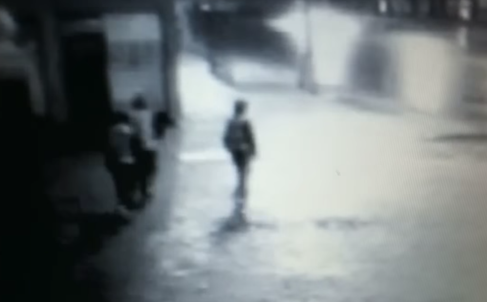 Скриншот из видео с момента кражи табличек