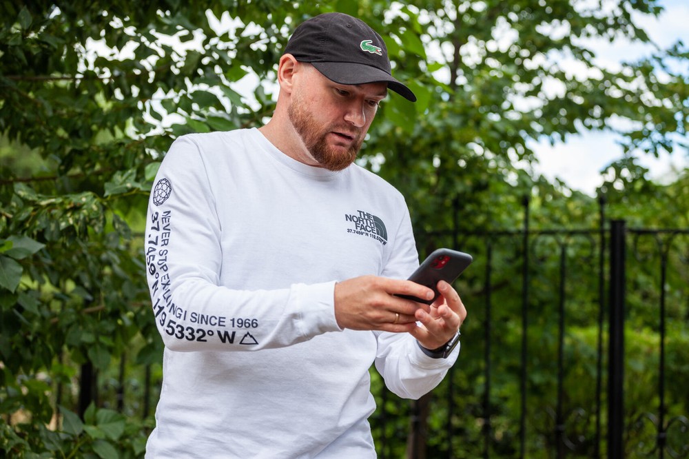Рахманов не расстается со смартфоном. Фото: Игорь Брук / It's My City