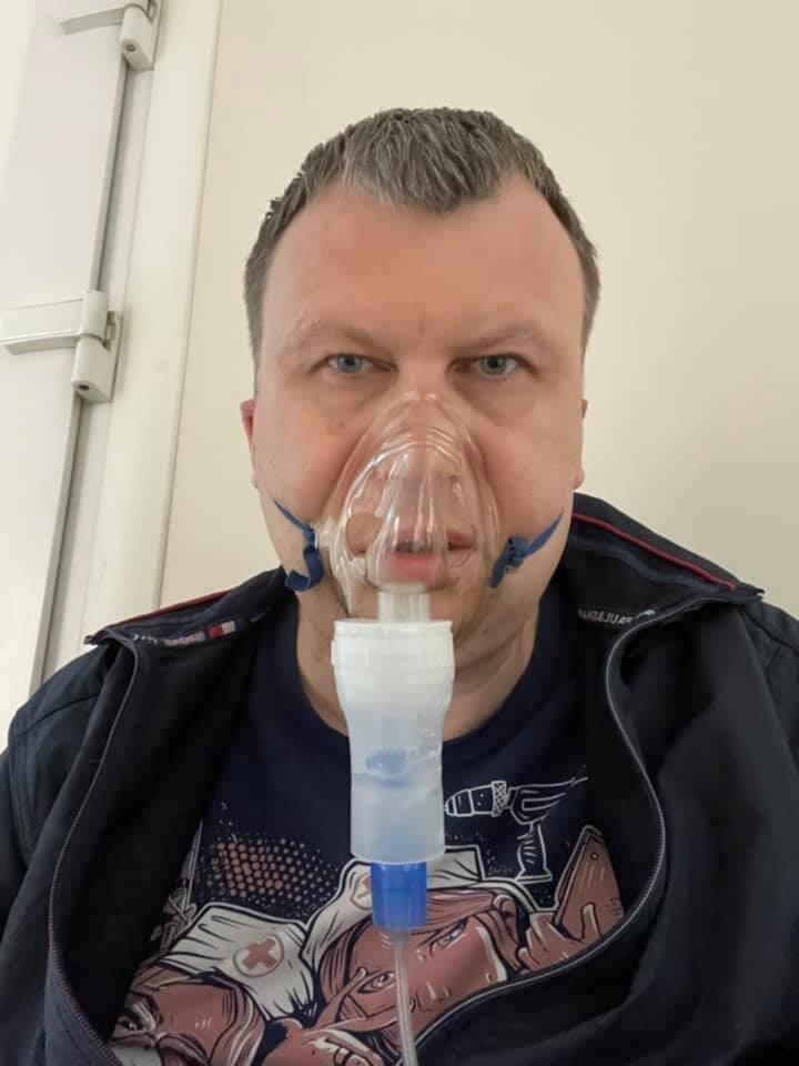 Олег Хан в кислородной маске. Фото: Олег Хан / Facebook