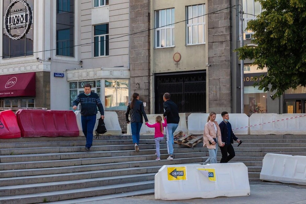 Горожане продолжают срезать путь по переулку. Фото: Игорь Брук / It's My City