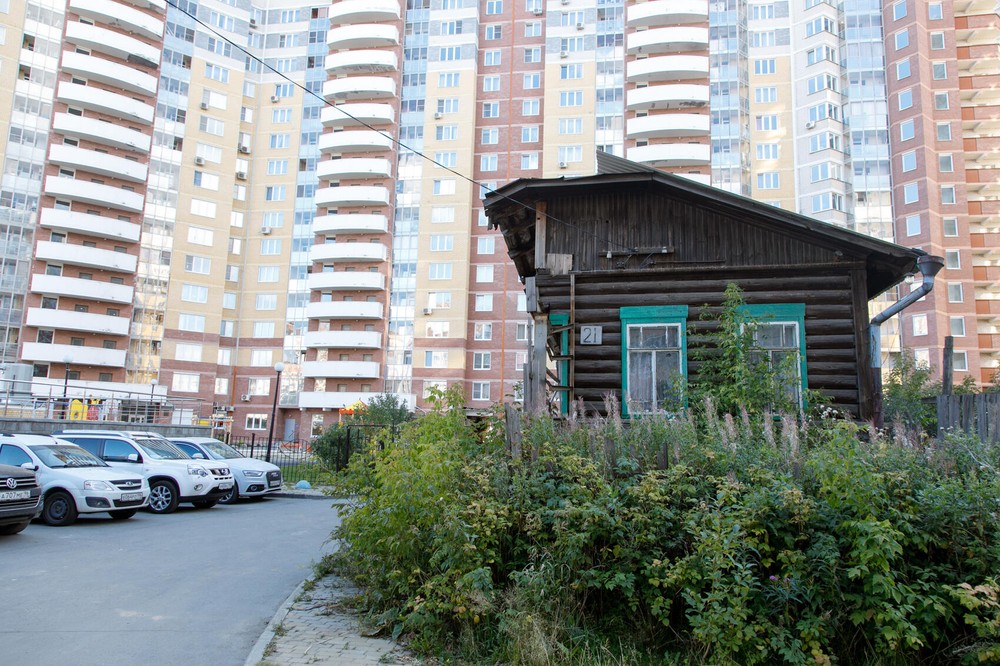 Местная достопримечательность – половина дома на Омской, 21. По мнению жителей уже давно нежилой и ждет сноса