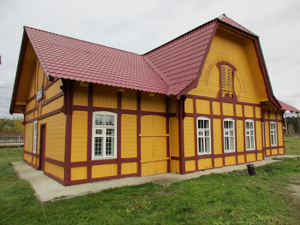 Пассажирское здание на станции. Фото: Олег Букин