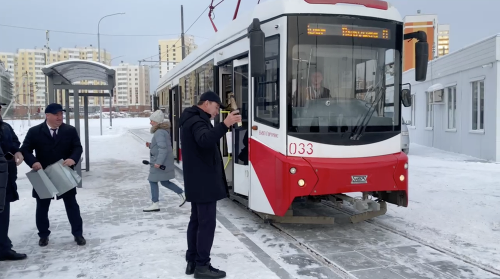 Евгений Куйвашев разбивает бутылку с шампанским после тестовой поездки на трамвае