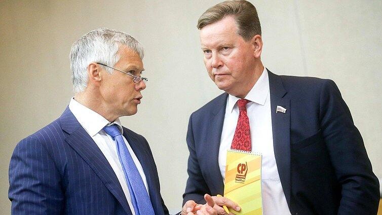 Олег Нилов (справа). Фото: официальный сайт Госдумы