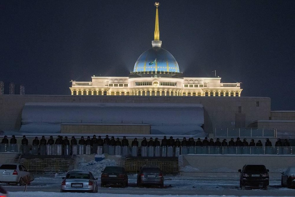 Резиденция Тоскаева в Нур-Султане под усиленной охраной спецназа. Фото: Турар Казангапов / ТАСС