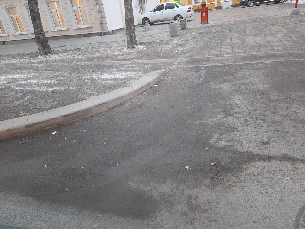 Слой грязи на тротуаре и газоне. Часть в состоянии смеси льда, снега и пыли. Фото: Дмитрий Калинин