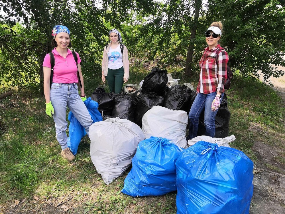 Горожане убираются на полуострове Баран. Фото предоставлено проектом «Чисто Урал»