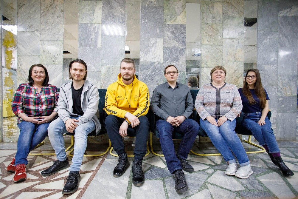 Команда КДЦ (слева-направо): культорганизатор Лилия Зубова, инженер Сергей Кошляк, худрук Денис Аверьянов, директор Дмитрий Овинов и его заместитель Снежана Цыпанова, администратор Ксения Найденова. Фото: Марина Молдавская / It's My City  