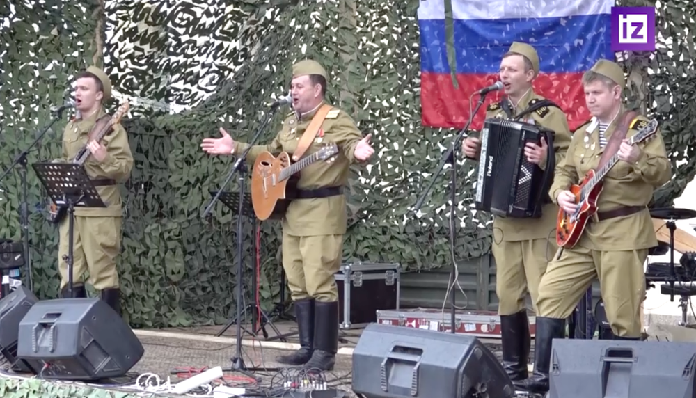 Российские военные исполняют песню «Первым делом самолеты» на трехчасовом концерте в Купянске. Стоп-кадр видео «Известий»