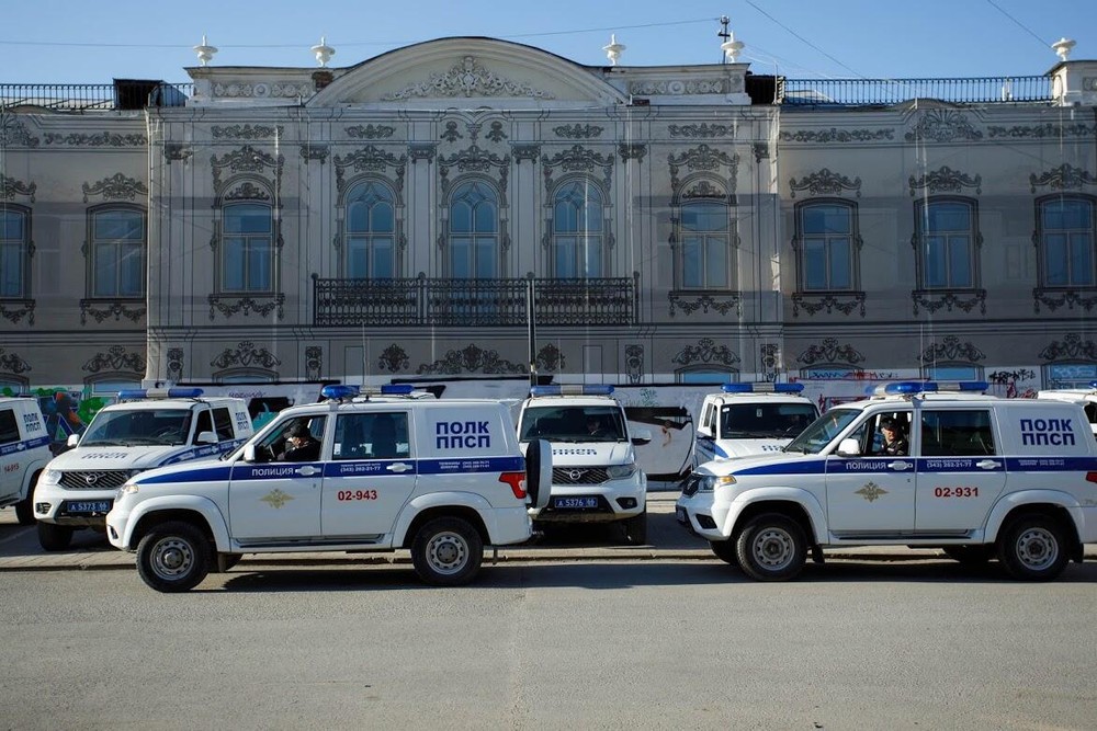 Полиция на улице Попова начала собираться еще к полудню. Фото: Марина Молдавская / It's My City